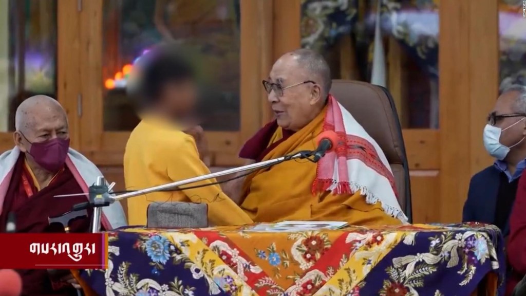 Preguntan al Dalái Lama por golpear a un niño en la boca