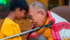 El Dalai Lama se disculpa por besar a un niño en la boca
