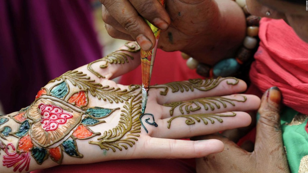 Este es el spectacular proceso de la henna