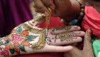 Este es el spectacular proceso de la henna