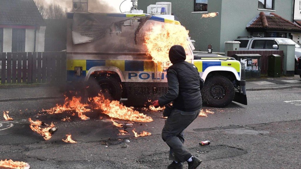 Demonstrators clash with the police in Irlanda del Norte