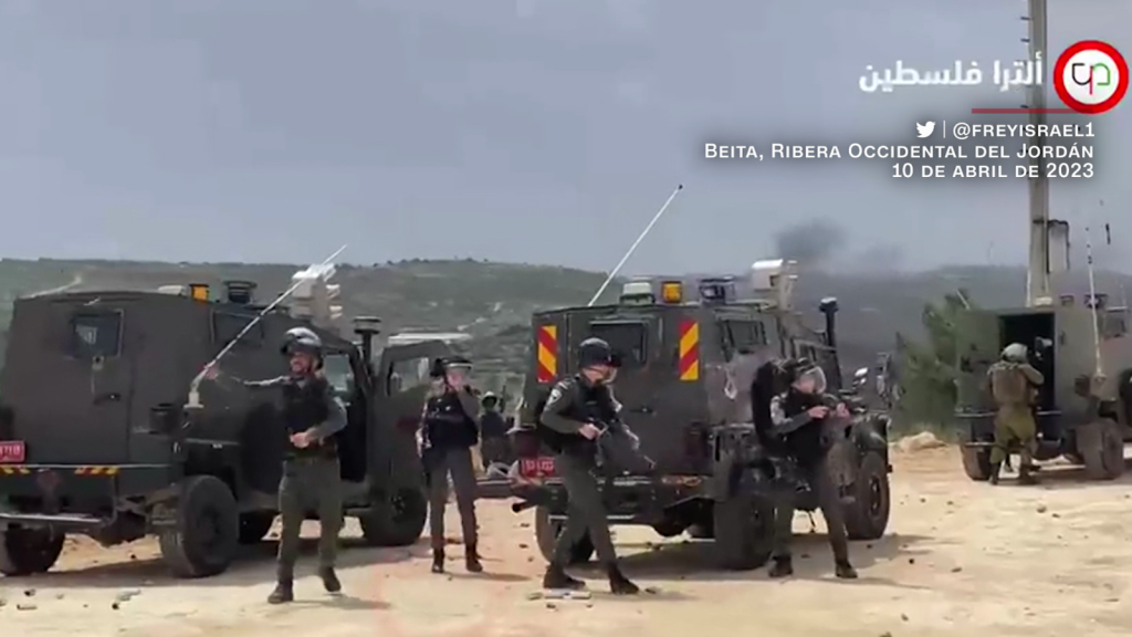 La policía israelí parece lanzar gases lacrimógenos a los periodistas