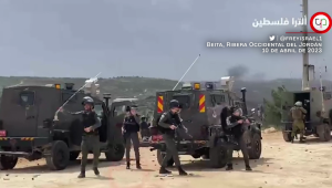 La policía israelí parece arrojar gases lacrimógenos a periodistas
