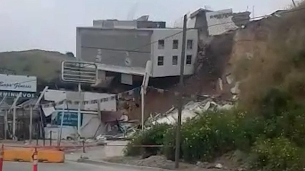 Un edificio se derrumba tras un deslizamiento de tierra en México