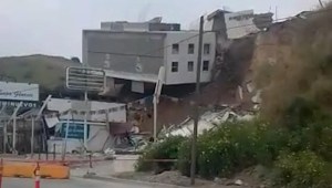 Un edificio colapsa tras un deslizamiento de tierra en México
