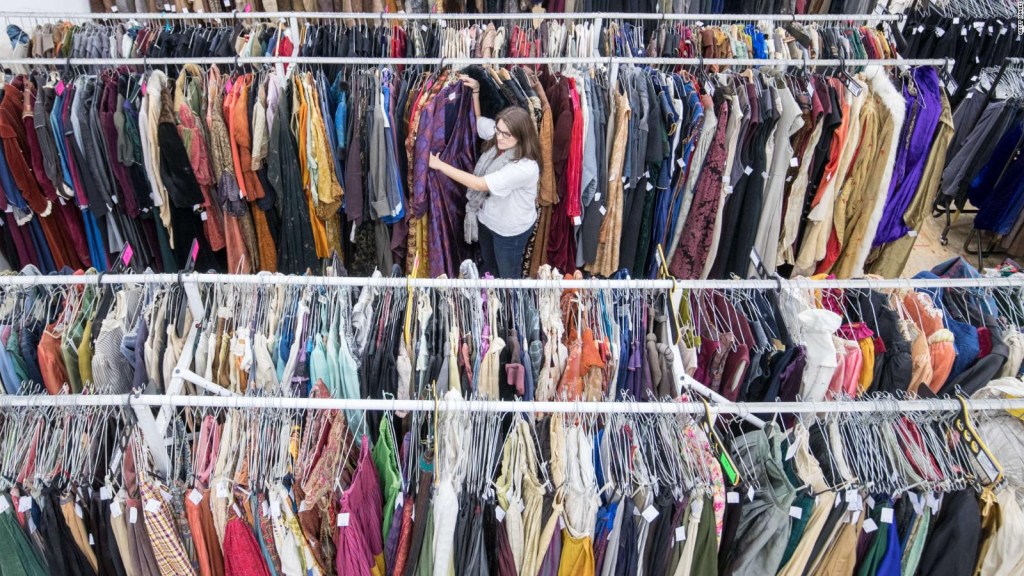 Jóvenes en Estados Unidos prefieren comprar ropa de segunda mano de marcas asequibles