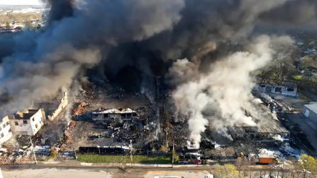 Un incendio en una planta de reciclado provoca evacuación de gases tóxicos