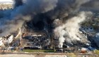 Incendio en planta de reciclaje provoca evacuaciones y gases tóxicos