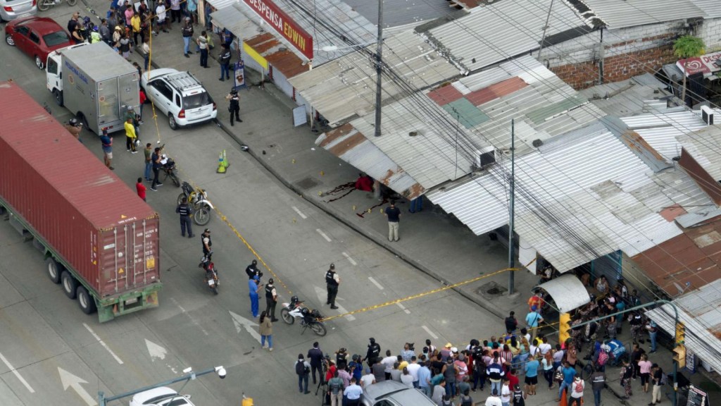 Asesinan a 3 correccionales frente al penal de Guayaquil
