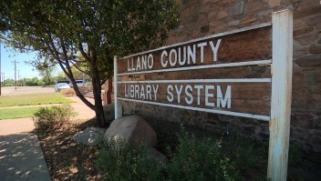 Biblioteca de Texas en batalla de libros prohibidos permanece abierta