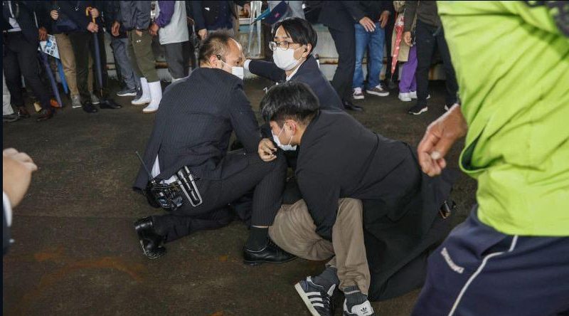Evacúan al primer ministro de Japón tras una explosión durante un discurso | Video