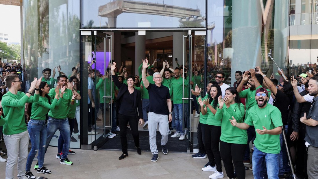 Tim Cook abre la primera tienda Apple en India