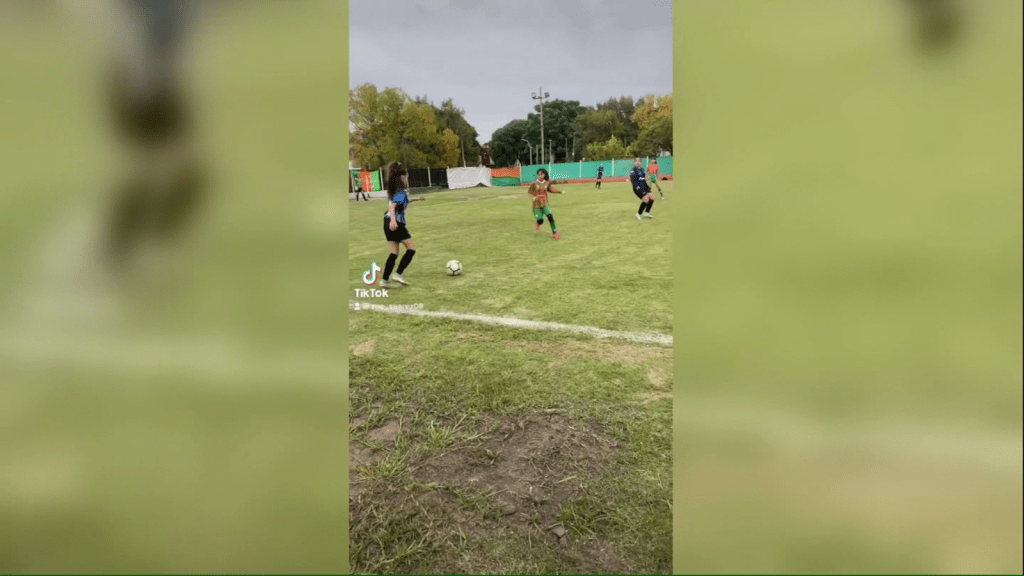 No lo pensó dos veces: golazo de volea en el fútbol femenino