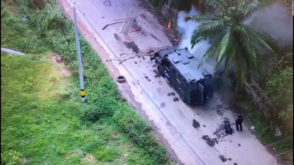Hieren a 14 policías durante un desalojo en Colombia