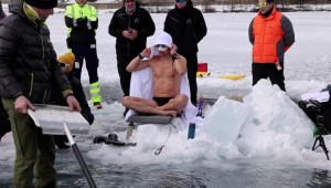Buceador se sumerge más de 50 metros en lago congelado
