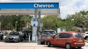 ¿Por qué hay todavía largas filas en las gasolineras del sur de la Florida?