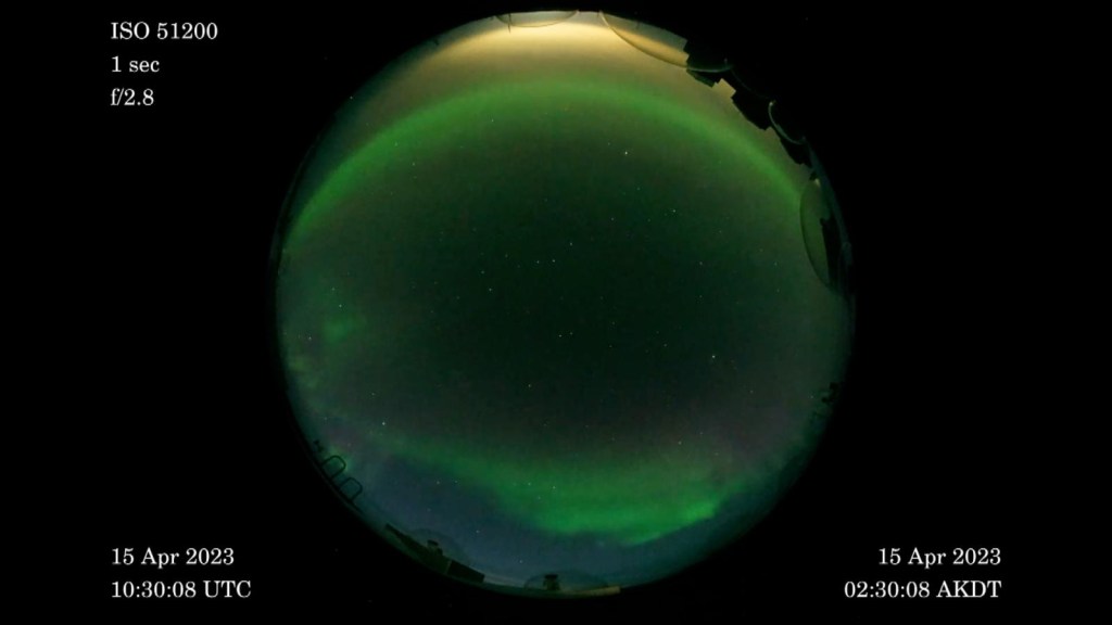 Video muestra una misteriosa espiral en el cielo de Alaska