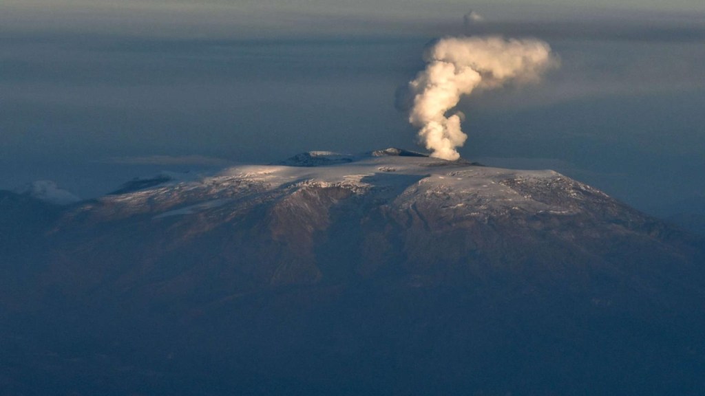Alerta por columna de humor que soltó volcán Nevado del Ruiz