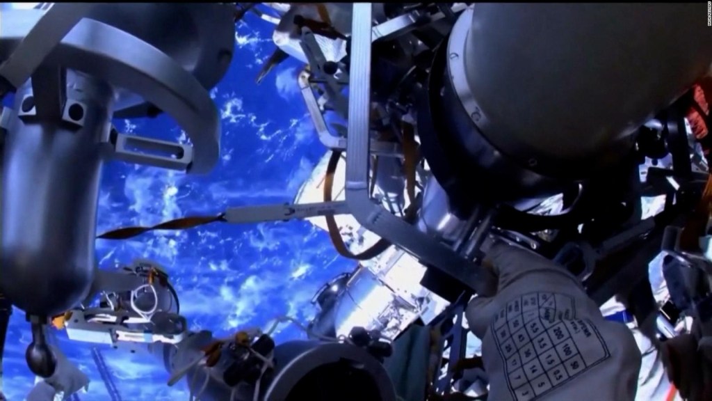 İki Rus kozmonot yaklaşık 8 saatlik bir uzay yürüyüşünü tamamladı