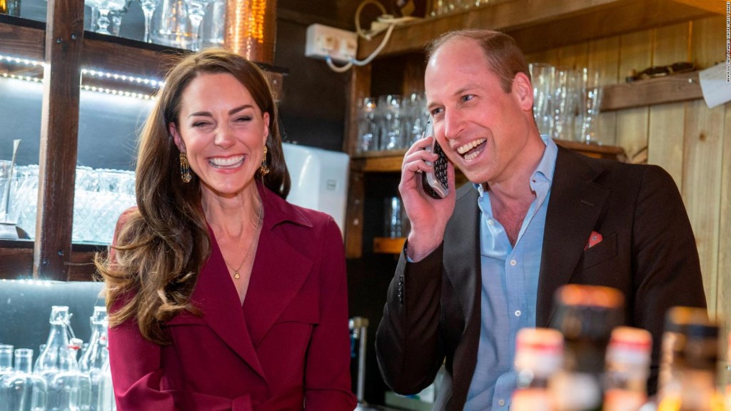 El príncipe William sorprende a los clientes que contestan el teléfono en un restaurante