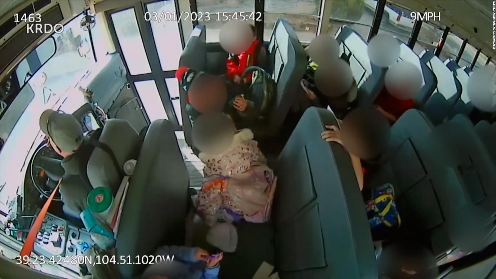 Cámara capta a un conductor de autobús acusado de maltrato infantil que  frena para aleccionar a niños