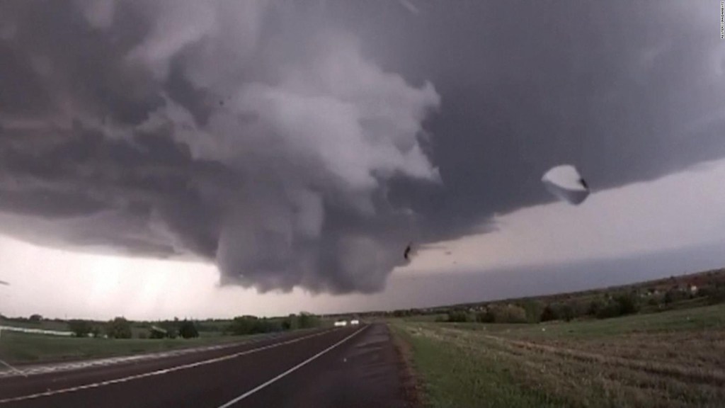Así se formó un tornado en una carretera de Oklahoma