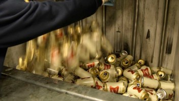 Bélgica destruye envío de cerveza estadounidense después de discrepar con el eslogan "El champán de las cervezas"