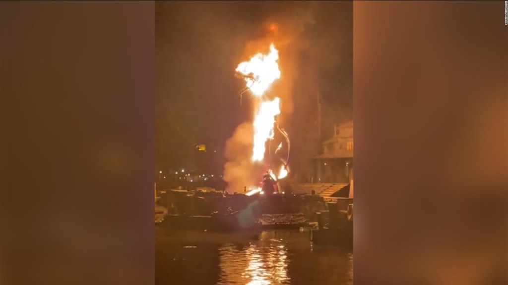 Dragón de Disneyland se incendia durante espectáculo 