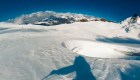 La cámara capta el momento en que un esquiador cae en una gran grieta