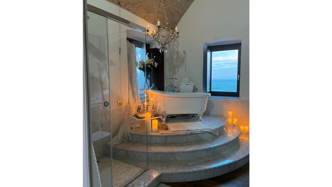 baño propiedad renovada irsina italia