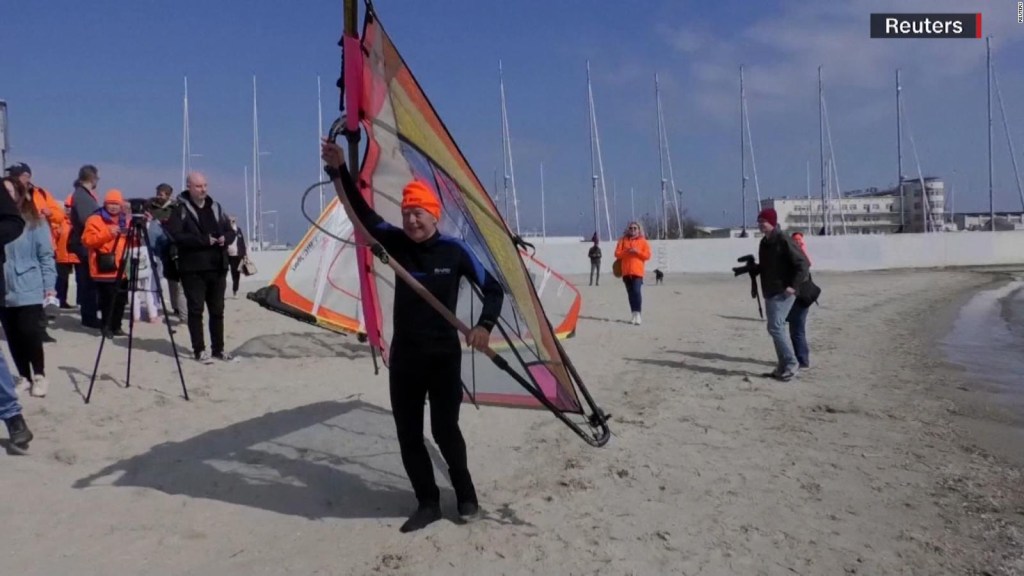 Un hombre de 88 años está a punto de batir el récord de windsurf