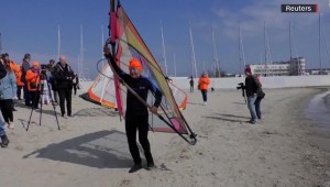 Hombre de 88 años, a punto de romper récord en windsurf