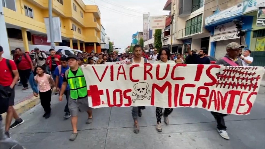 Megacaravana de migrantes protesta por tragedia en Ciudad Juárez