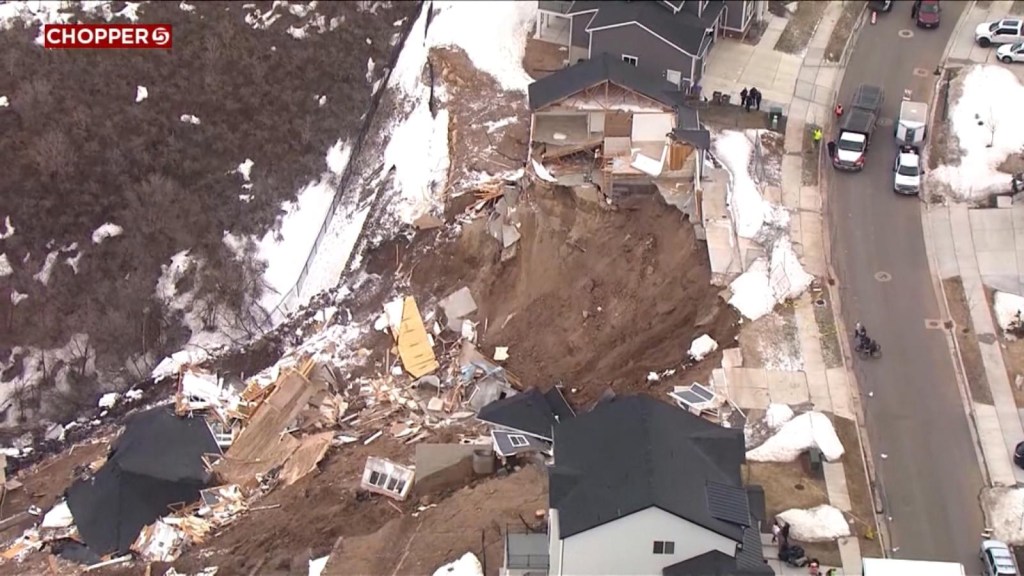 Dos casas en Utah se precipitan por un acantilado en un video dramático