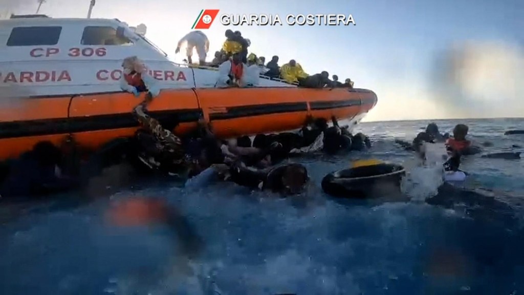 Rescatan a miles of migrants in costas de Italia