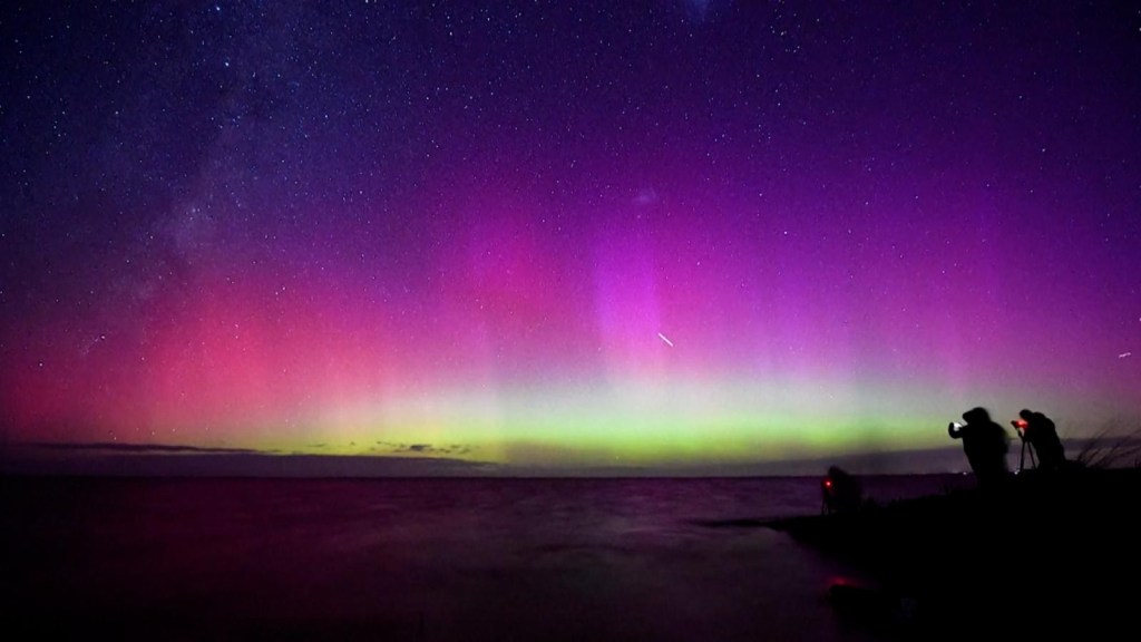 Impressive aurora austral illuminated the sky of Nueva Zelandia