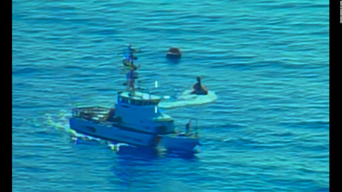 Las imágenes del rescate de dos personas a la deriva cerca de las costas de la Florida