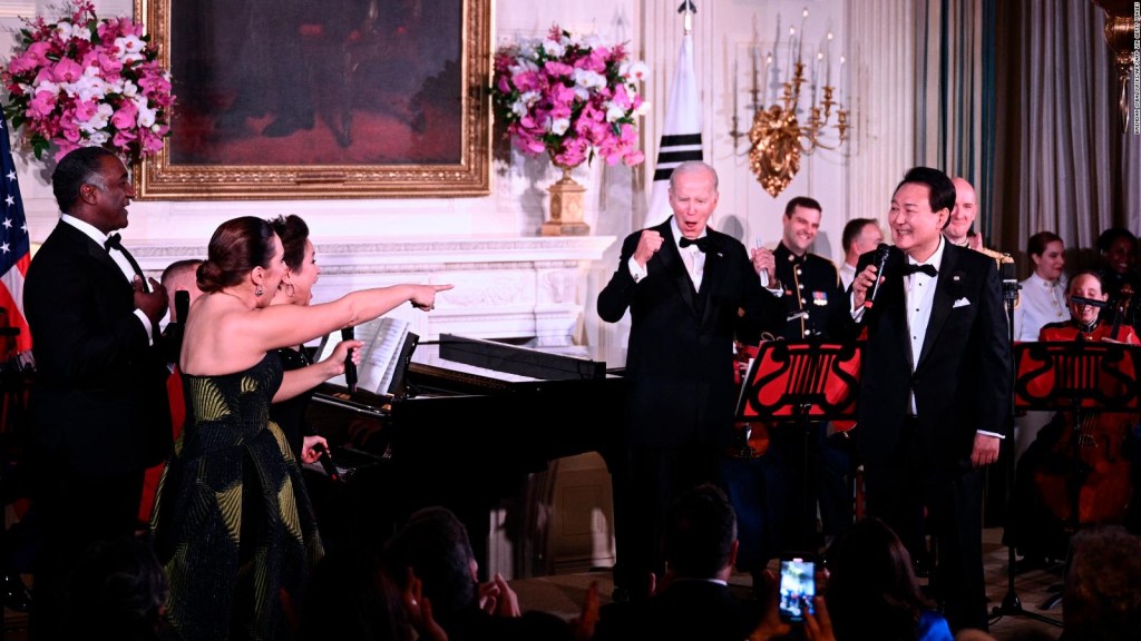 Mira cómo el presidente de Corea del Sur le canta "Pie americano" un Biden