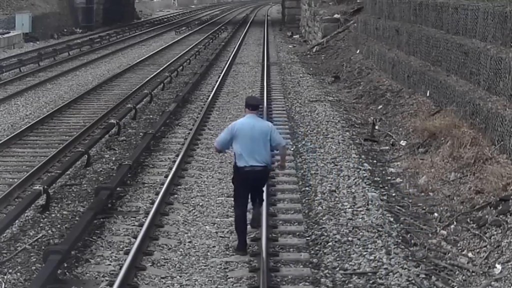 Dramatic rescue of a child who was on the train tracks