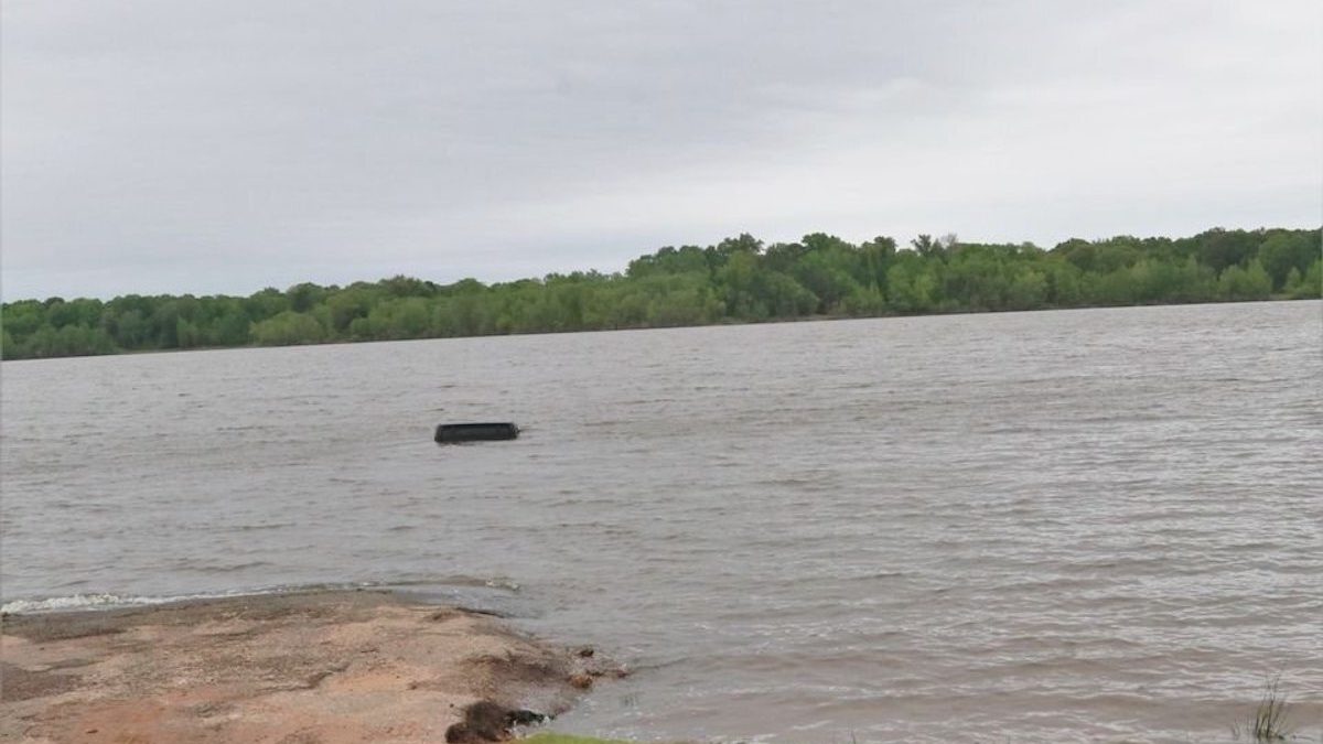 Seorang nelayan menemukan mobil yang tenggelam di danau dengan seorang wanita hidup di dalamnya yang dilaporkan hilang minggu lalu.