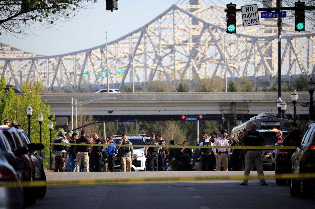 Petugas polisi menanggapi penembakan di Louisville pada hari Senin.  (Kredit gambar: Luke Sharrett/Getty Images)