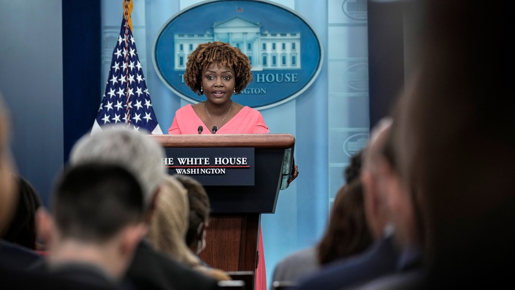 La secretaria de prensa de la Casa Blanca, Karine Jean-Pierre, habla durante la rueda de prensa diaria en la Casa Blanca el 19 de abril. (Foto: Drew Angerer/Getty Images)
