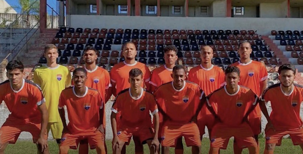 Untuk enam pertandingan berikutnya, dan mungkin setelah itu, Associação Atlética Batel akan berganti nama menjadi FC Mariúpol, mengadopsi kaus oranye tim Ukraina, serta lambang dan lambang mereka.  (kredit: FCMariupolLives)