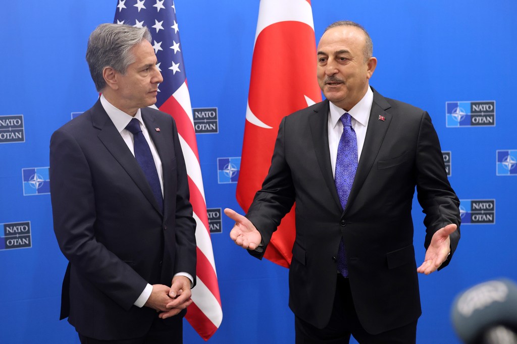 El ministro de Asuntos Exteriores de Turquía, Mevlut Cavusoglu (a la derecha), habla con el secretario de Estado de EE.UU., Antony Blinken, en la sede de la OTAN en Bruselas, el martes 4 de abril. (Crédito: Olivier Matthys/Pool/AP)