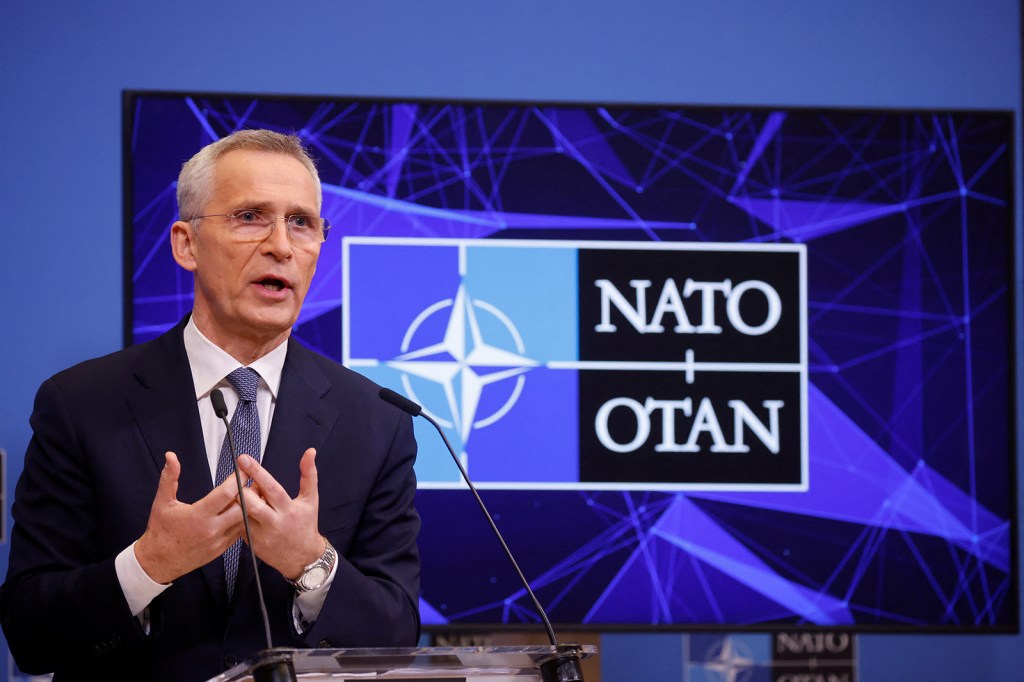 El secretario general de la OTAN, Jens Stoltenberg, asiste a una rueda de prensa antes de una reunión de ministros de Asuntos Exteriores de la OTAN en Bruselas, Bélgica, el 3 de abril. (Crédito: Johanna Geron/Reuters)