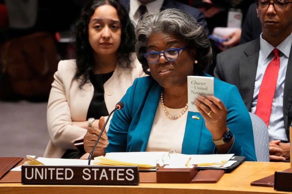 La embajadora de Estados Unidos ante la ONU, Linda Thomas-Greenfield, habla durante una reunión del Consejo de Seguridad de las Naciones Unidas este lunes. (Crédito: John Minchillo/AP)