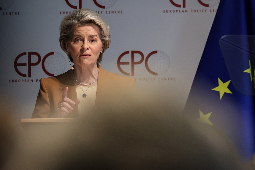 La presidenta de la Comisión Europea, Ursula von der Leyen, habla en el Centro de Política Europea en Bruselas, el 30 de marzo de 2023. (Crédito: Valeria Mongelli/AFP/Getty Images)