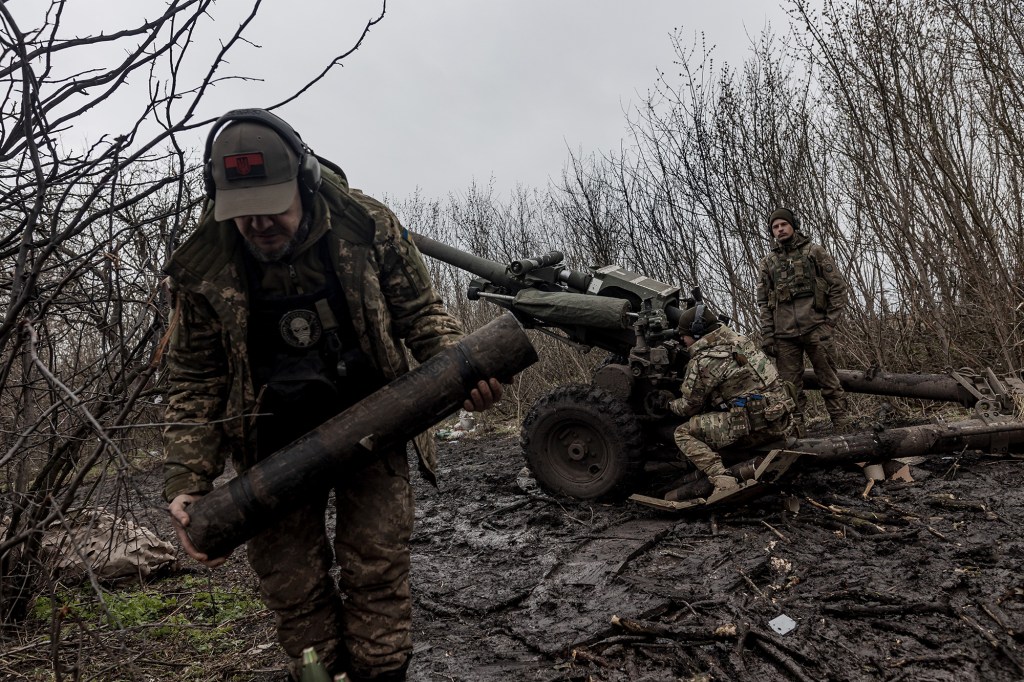 I soldati ucraini si preparano a sparare un proiettile di artiglieria nella zona del fronte dell'oblast di Donetsk, Pakhmut, Ucraina, lunedì 3 aprile.  (Credito fotografico: Diego Herrera Carcedo/Anadolu Agency/Getty Images)