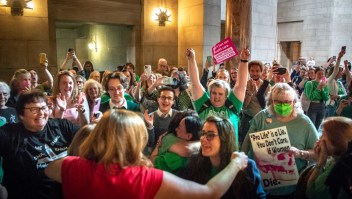 Opositores al proyecto de ley antiaborto LB626 celebran después de que el proyecto de ley no avance el jueves 27 de abril de 2023, en la capital del estado de Nebraska en Lincoln, Nebraska.