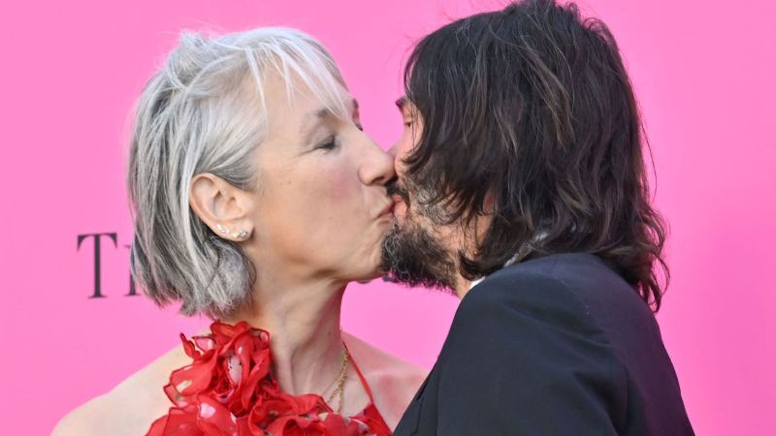 Keanu Reeves And His Girlfriend Alexandra Grant Share A Rare Kiss In Public   Alexandra Grant Keanu Reeves 